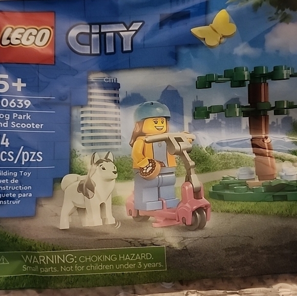LEGO City Dog Park & Scooter 30639 - Picture 2 of 3